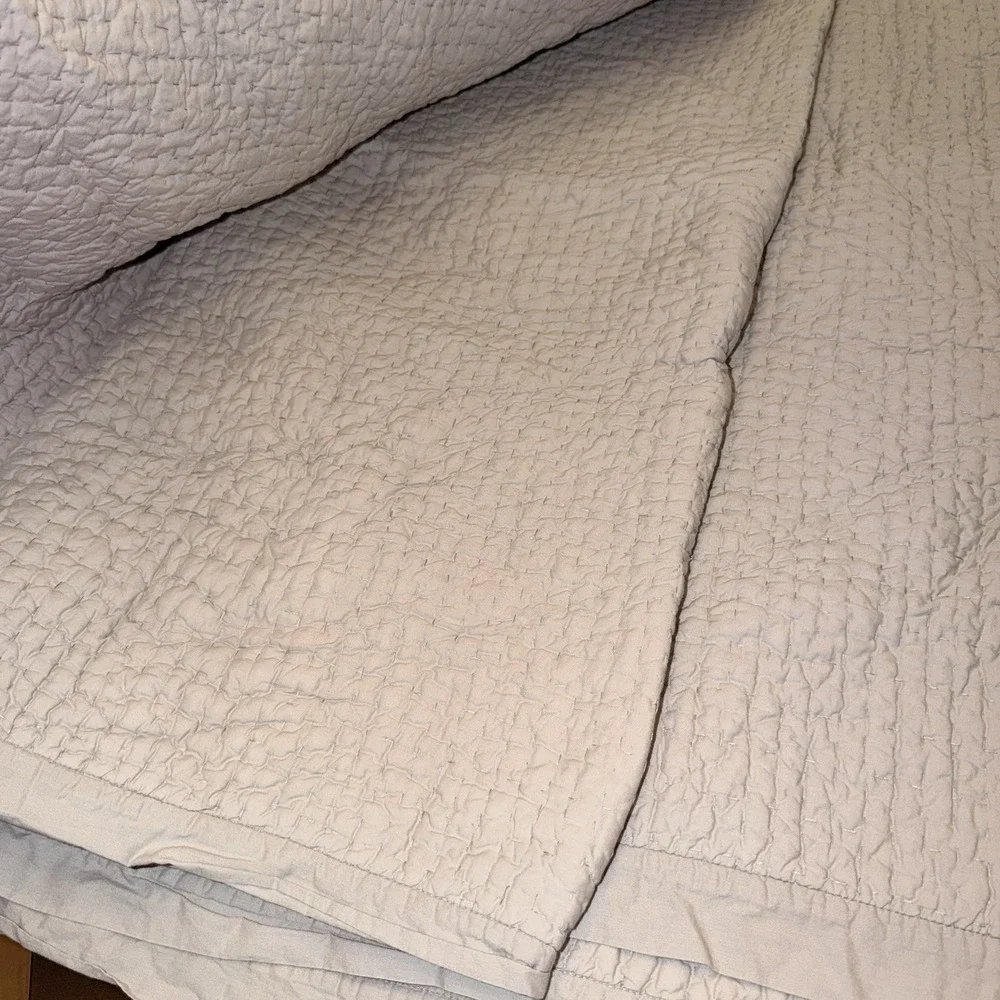 Crate & Barrel Organic Celeste Queen Full Quilt Light Gray / Blue Bedspread